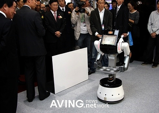Illustration for article titled Cafero Entertainment Bot Keeps Day Job as Bionic Barista